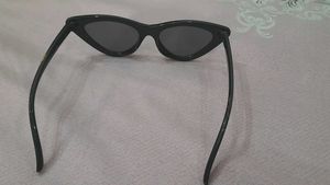 Bold Black Cat-Eye Sunglasses – Retro Chic