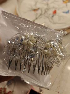 EAR, HAIR AND HAND ACCESSORIES