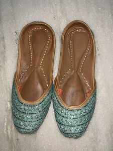 Embroidered Women's Jutti