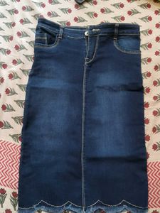 Stylish Dark Wash Denim Midi Skirt