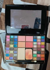 Multi-Color Eyeshadow &amp; Blush Palette