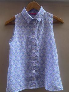 Chic Floral Sleeveless Button-Up Top