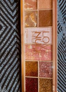 Eye Pallette With Shimmer And Glitter Shades