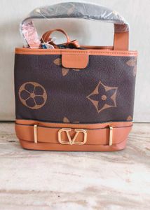 SALE🆕bucket style bag with purse