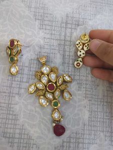 Exquisite Kundan &amp; Emerald Necklace Set