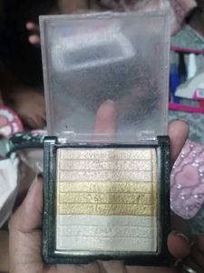 Multi-Shade Highlighter Palette