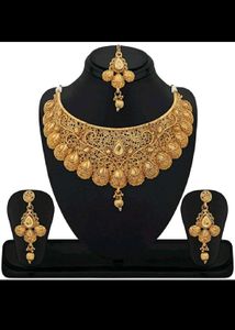 Exquisite Gold Toned Necklace Set