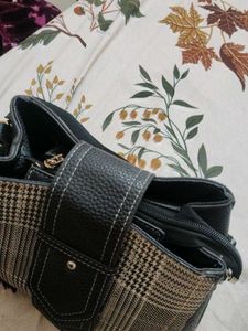 Chic Houndstooth Handbag