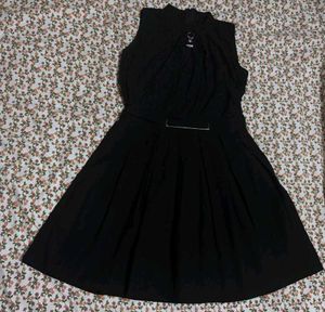 Chic Black Lace &amp; Pleated Dress