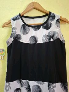 Sleeveless Black &amp; White Print kurti