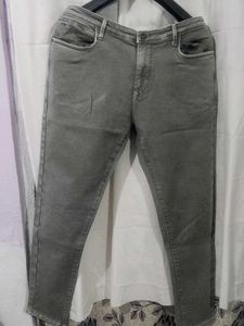 GREY JEANS