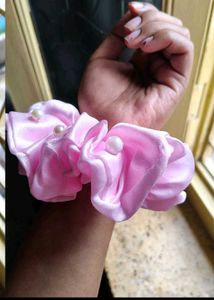 Savana pink pearl scrunchie XL + hair accessories