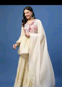 Elegant Cream Kurta Set with Floral Embellishment