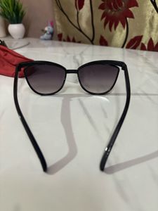 Stylish Black Cat-Eye Sunglasses