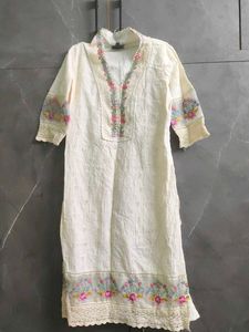 Elegant White Kurta with Floral Embroidery