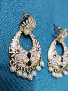 Elegant White &amp; Gold Earrings