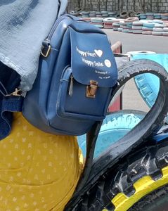 😚💗😚Trendy Beautiful Sling Bag /Back Pack 💗😚💗