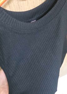 Sleek Black Sleeveless Ribbed Top