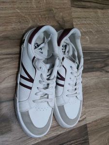 RED TAPE Women Low-Top Lace-Up Sneaker