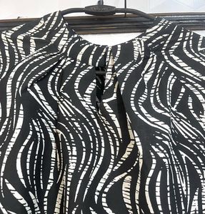 Stylish Black &amp; White Print Tunic Top