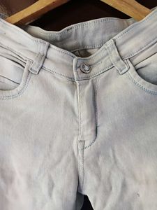 Light Wash Distressed skinny Jeans