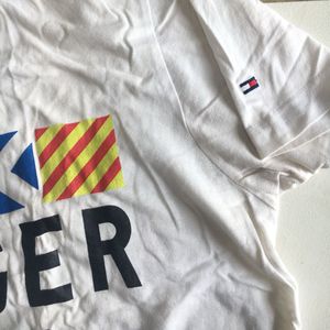 Tommy Hilfiger graphic T-shirt with side embroider