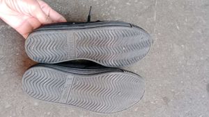 Black tennis shoes