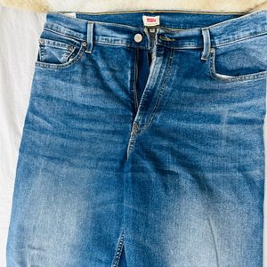 Woman’s Levis Blue Denim Jeans