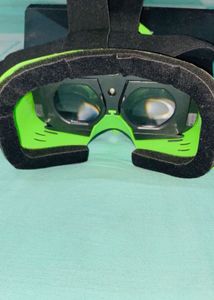 VR Headset - Black and Green