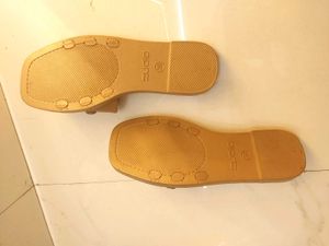 zudio Stylish Gold Chain Slides