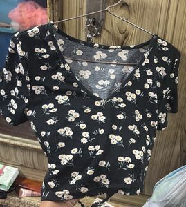 Cute Black Floral V-Neck Crop Top