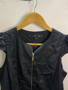 Chic Black Peplum Zipper Top