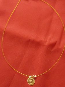 Elegant Gold Necklace with Pendant