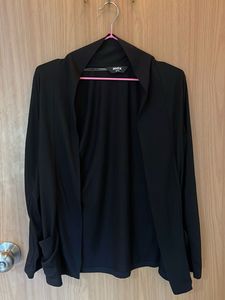Max - Black Shrug | M