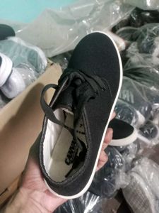 NEW NO USED CASUAL SHOES
