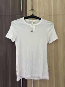 1. H&amp;M Cotton Fitted tshirt