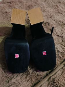 Modish Black Pupm Heels