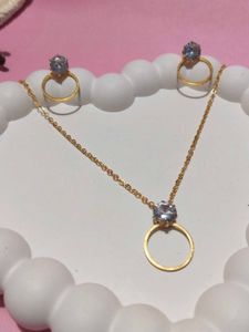 NEW Gold Tone Necklace and Earrings Set