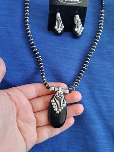 Unused Elegant Black Pendant Necklace Set