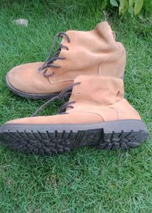 Cozy Tan Lace-Up suede boots .it's unisex.