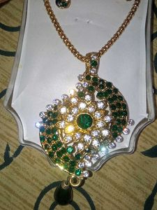 Exquisite Green &amp; White Stone Necklace Set