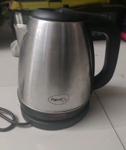 Pigeon Electric Kettle. (1.5 L Black, Silver).