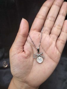 Elegant Bow &amp; Pearl Pendant Necklace