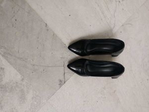 Chic Black Pointed Toe Heels