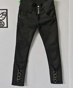 Stylish Black High-Waisted Jeans