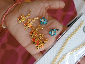 Necklace with chains and lockets