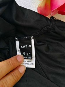 Shein : Stylish Black Halter Neck Crop Top