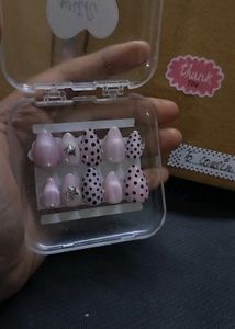 customised press on nails