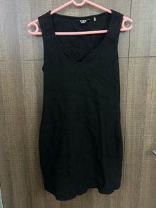 Black V-Neck Sleeveless Dress- size M