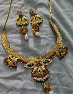 Exquisite Gold-Toned Necklace &amp; Earring Set
